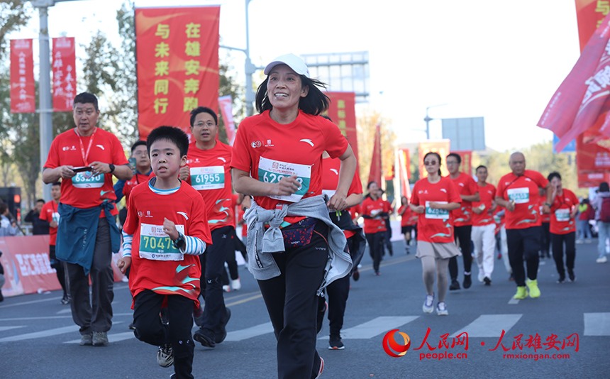 2023雄安馬拉松比賽現場。人民網記者 李兆民攝