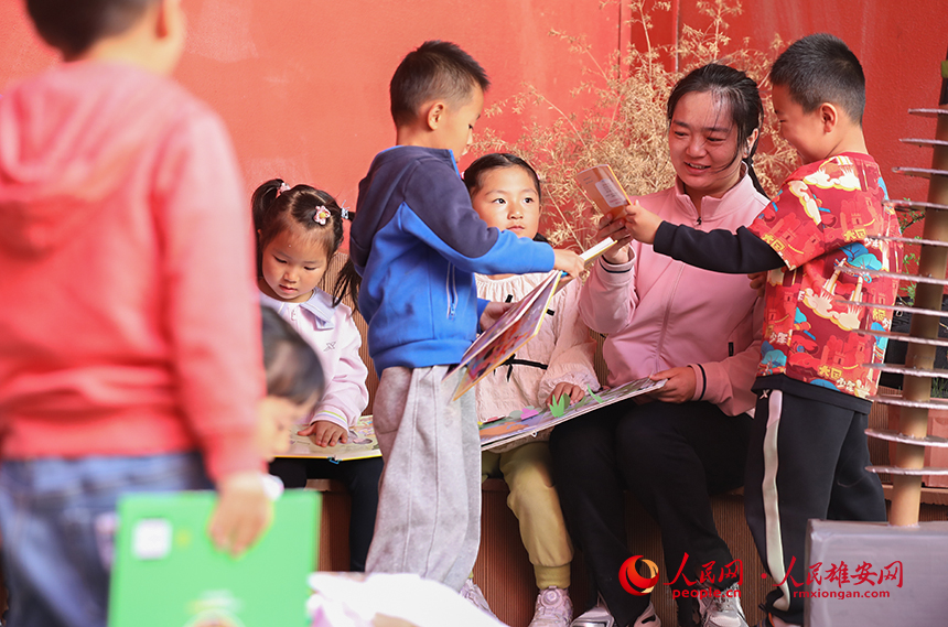 4月23日，雄安北海幼兒園師幼合作在幼兒園白洋淀微景觀進行布置，開展荷塘趣味讀書活動。人民網記者 李兆民攝