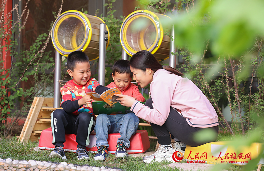 4月23日，雄安北海幼兒園師幼合作在幼兒園白洋淀微景觀進行布置，開展荷塘趣味讀書活動。人民網(wǎng)記者 李兆民攝