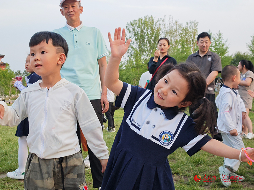 雄安容和容德幼兒園孩子們開始“貓鼠大戰”前的熱身運動。人民網記者 李兆民攝